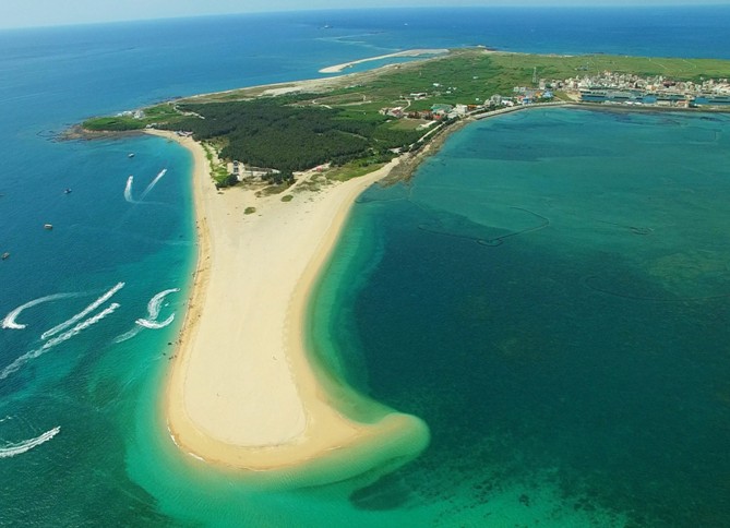 吉贝屿为澎湖夏日渡假的热门据点,沙嘴海湾尤是名闻遐迩,吉贝沙嘴由西